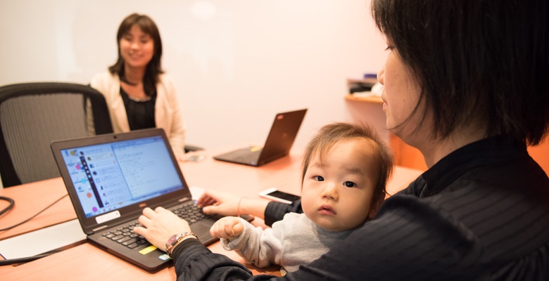 子供はキョトンとした表情。赤ちゃんの参加で場は和むが、少し和むことで時間消費。