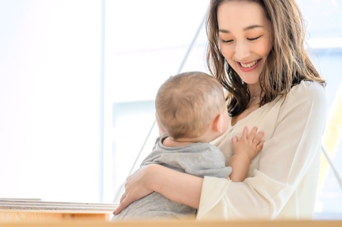 育児をする女性