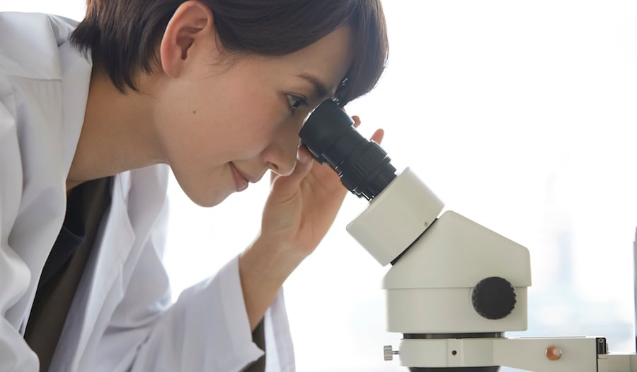 顕微鏡を覗く女性