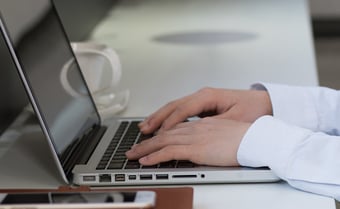 テレワークで従業員の勤怠管理をするには？管理のポイント、おすすめツールなどを紹介