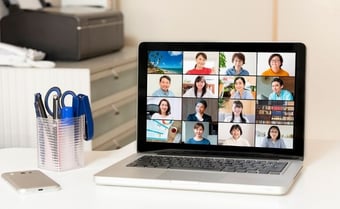 Teams背景の設定方法は？ぼかし方やオリジナル背景を使う際のポイントを紹介
