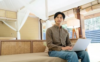 ワーケーションは導入すべき？旅行先で働くメリット・デメリットから成功に導く事前準備まで徹底解説！