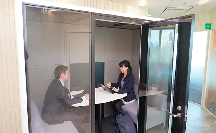 「私のオフィス、会議室が足りなすぎ…？」　サブスクで設置できる“電話ボックス型会議室”は会社の救世主になるか