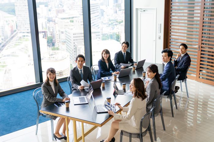タウンホールミーティングの効果とは？実施における課題と解決法を解説