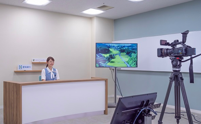 熊本の地方銀行が行内に放送スタジオを立ち上げ 内製した動画を情報共有ツールとして活用したら何が起きた？
